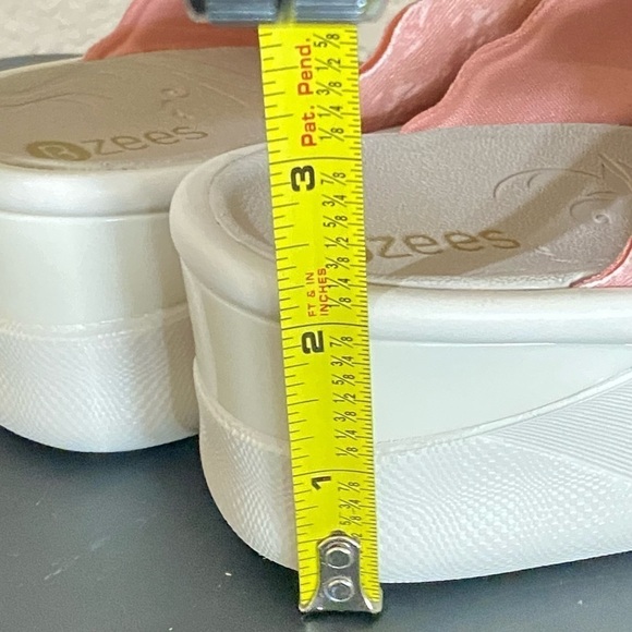 Bzees Padded Comfort Wedge Slide Sandals Scalloped Strap Women’s Size 8.… - Picture 4 of 11